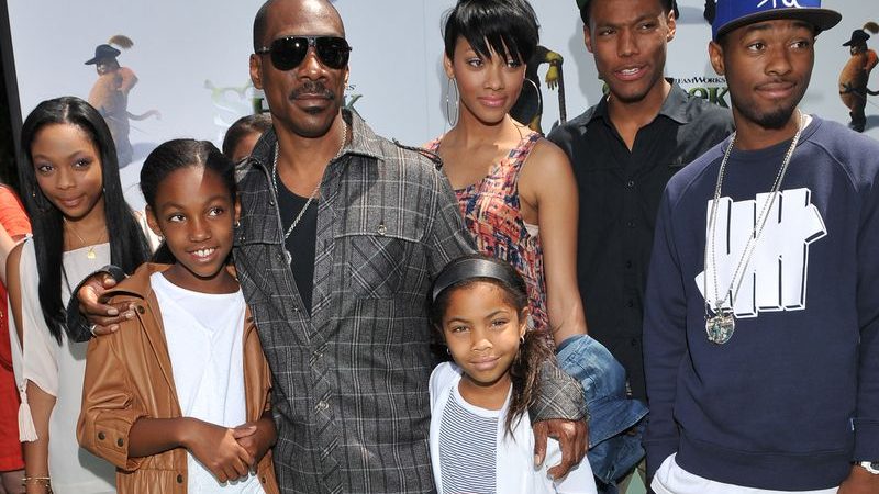 Eddie Murphy says men and women react differently when they hear he has 10 kids