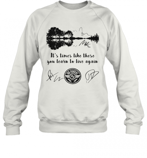 Foo Fighters It'S Times Like These You Learn To Live Again Signatures T-Shirt Unisex Sweatshirt