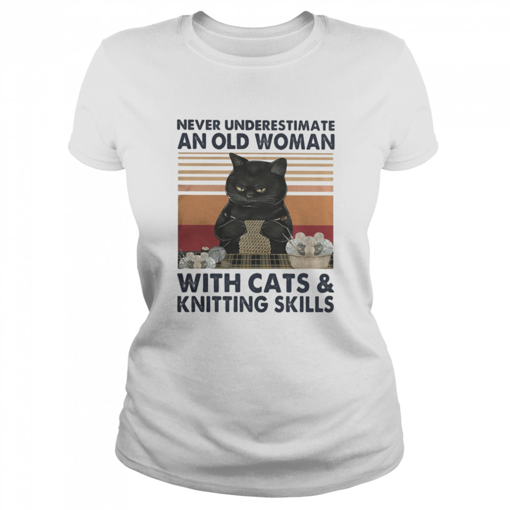 Never underestimate an old woman with cats and knitting skills vintage retro Classic Women's T-shirt