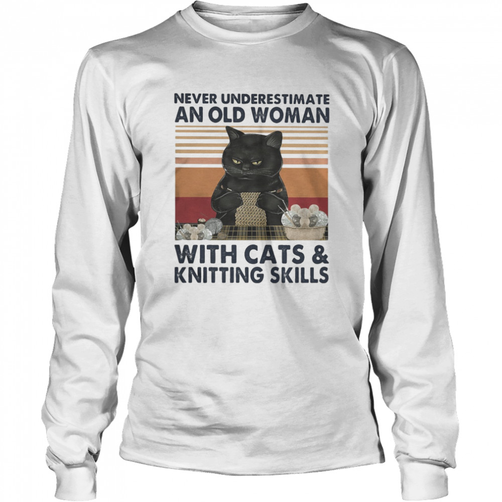 Never underestimate an old woman with cats and knitting skills vintage retro Long Sleeved T-shirt