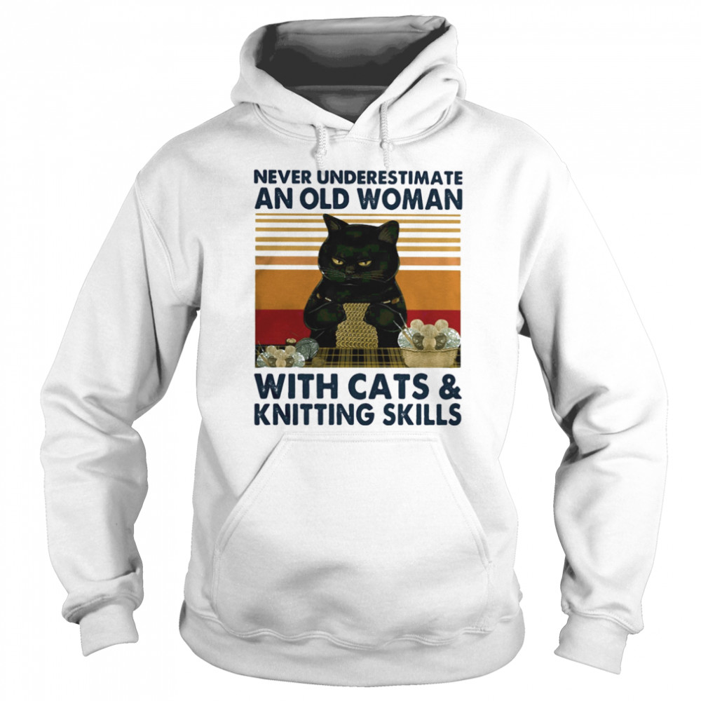 Never underestimate an old woman with cats and knitting skills vintage retro Unisex Hoodie