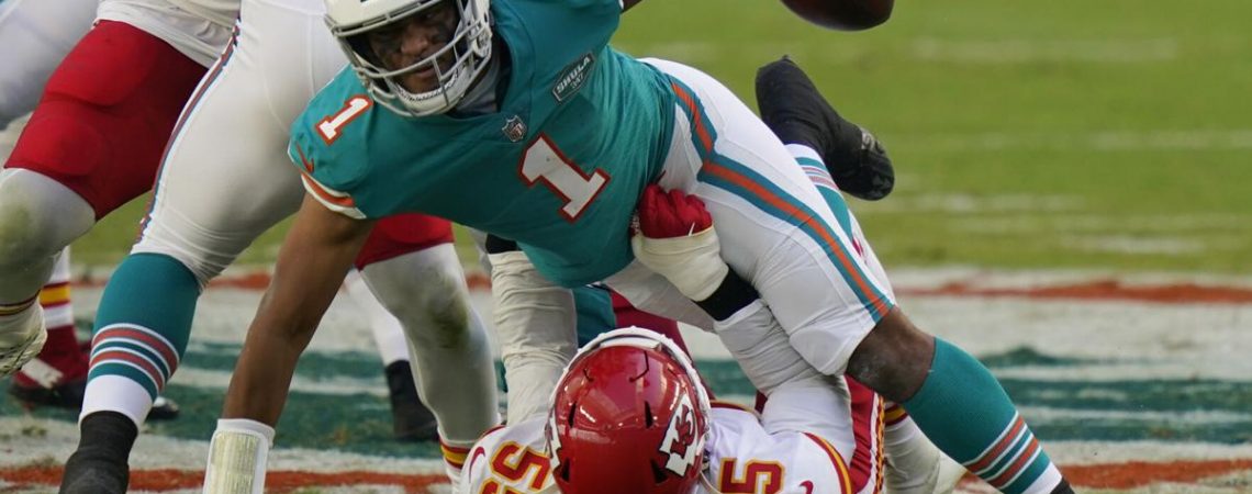 Mahomes, Chiefs clinch AFC West with 33-27 win over Dolphins