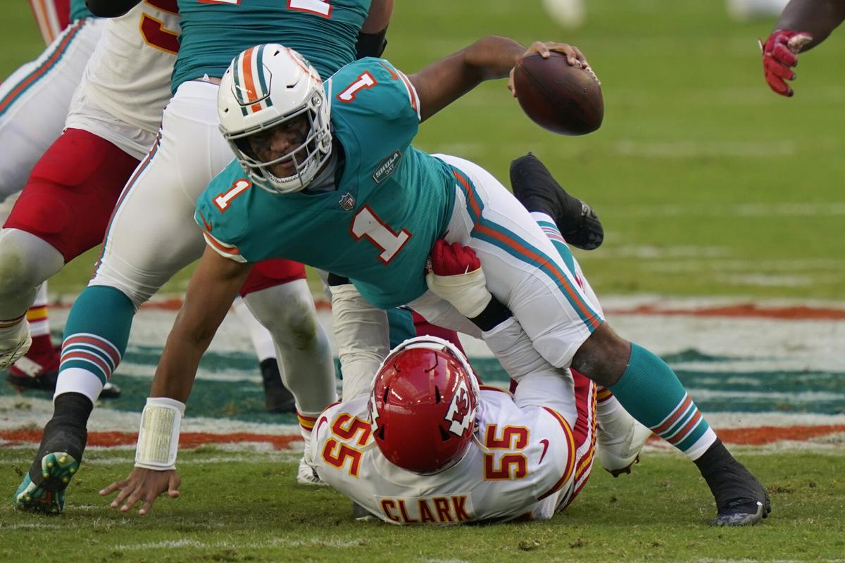 Mahomes, Chiefs clinch AFC West with 33-27 win over Dolphins