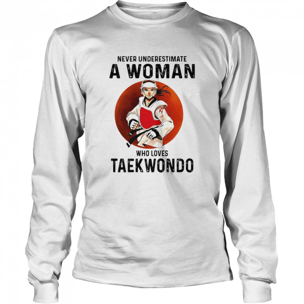Never Underestimate A Woman Who Loves Taekwondo The Moon Long Sleeved T-shirt