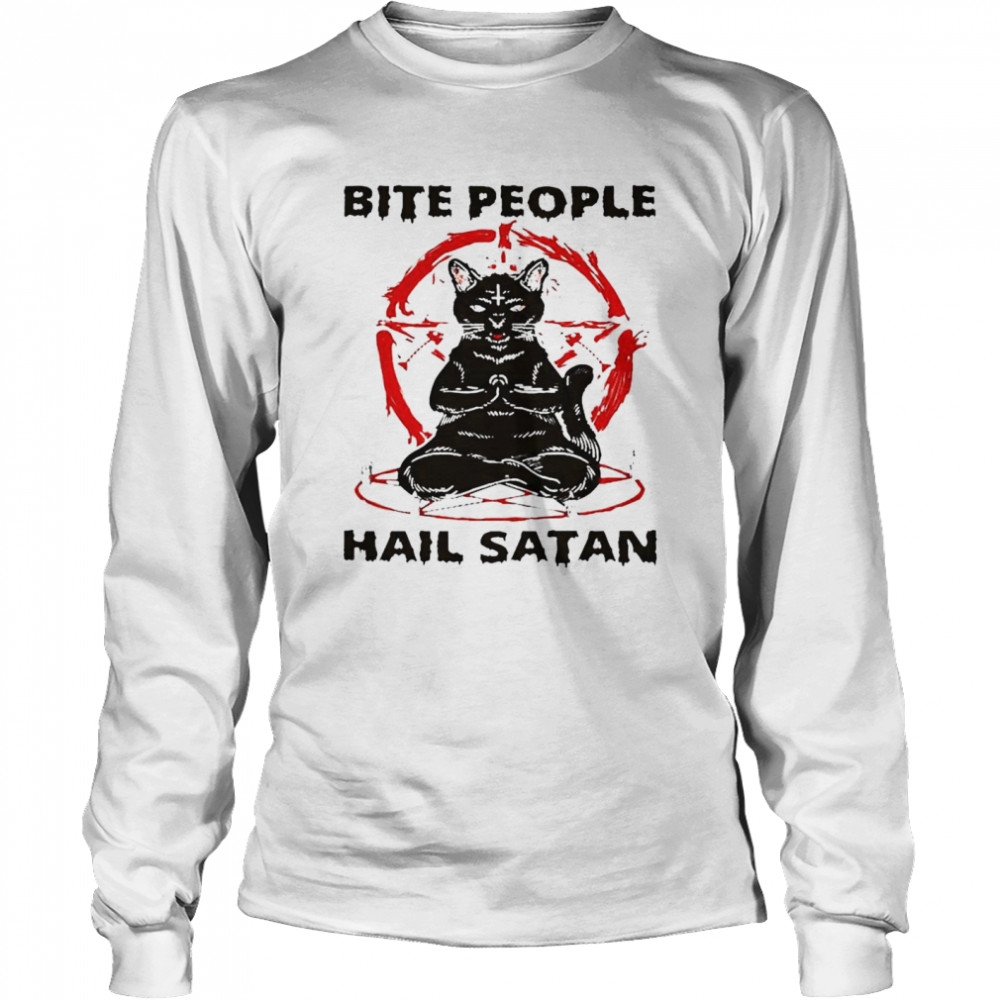 Black cat bite people hail satan Long Sleeved T-shirt